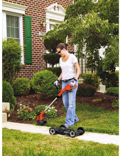 Picture 3 of the Black + Decker 3-in-1 compact mower.