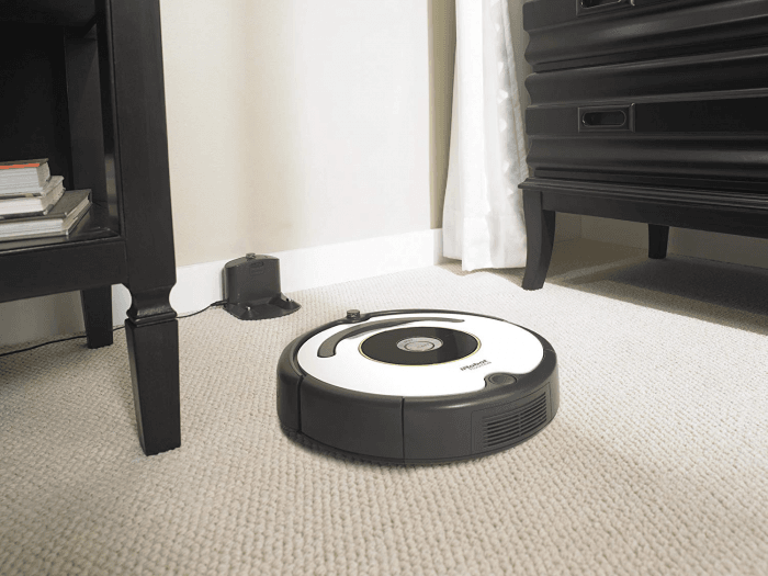 Picture 1 of the iRobot Roomba 620.