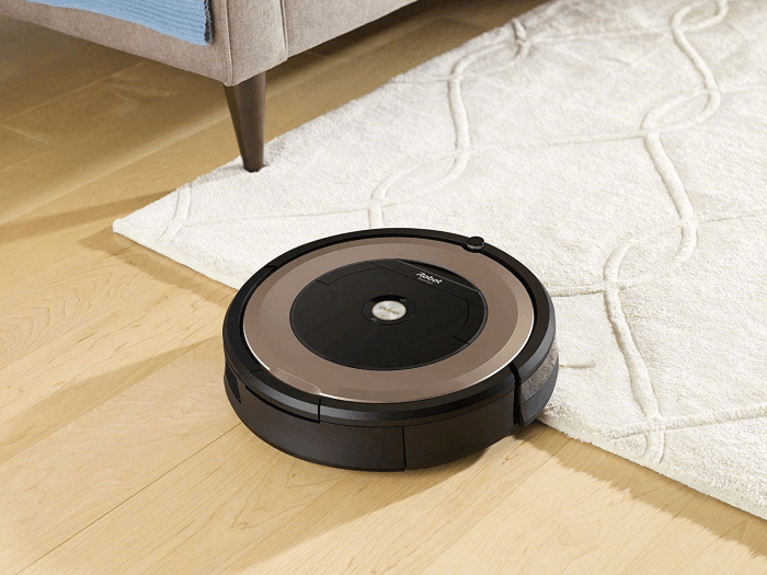 Picture 2 of the iRobot Roomba 895.