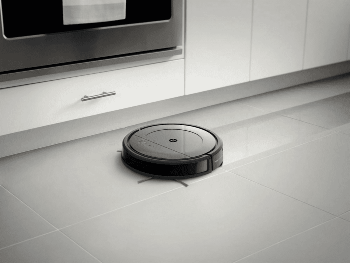 Picture 2 of the iRobot Roomba Combo.